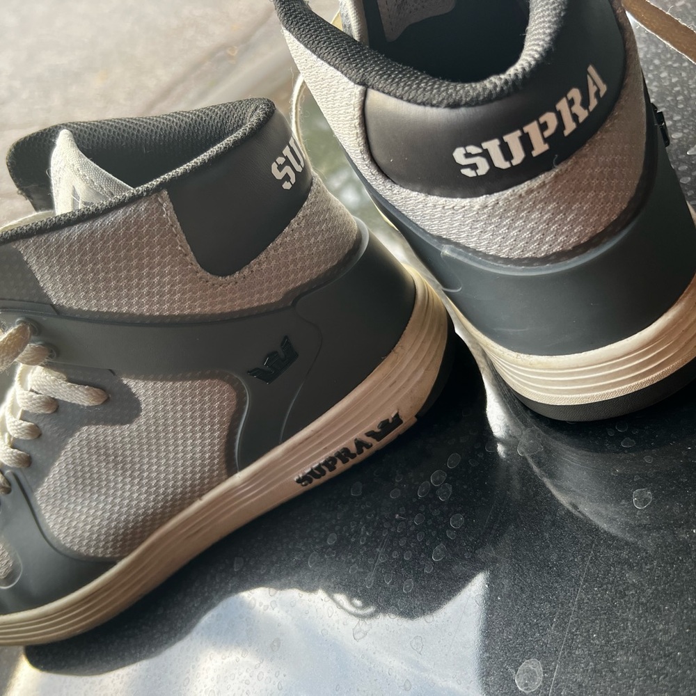Mens US size 8 gray & white Supra hight tops